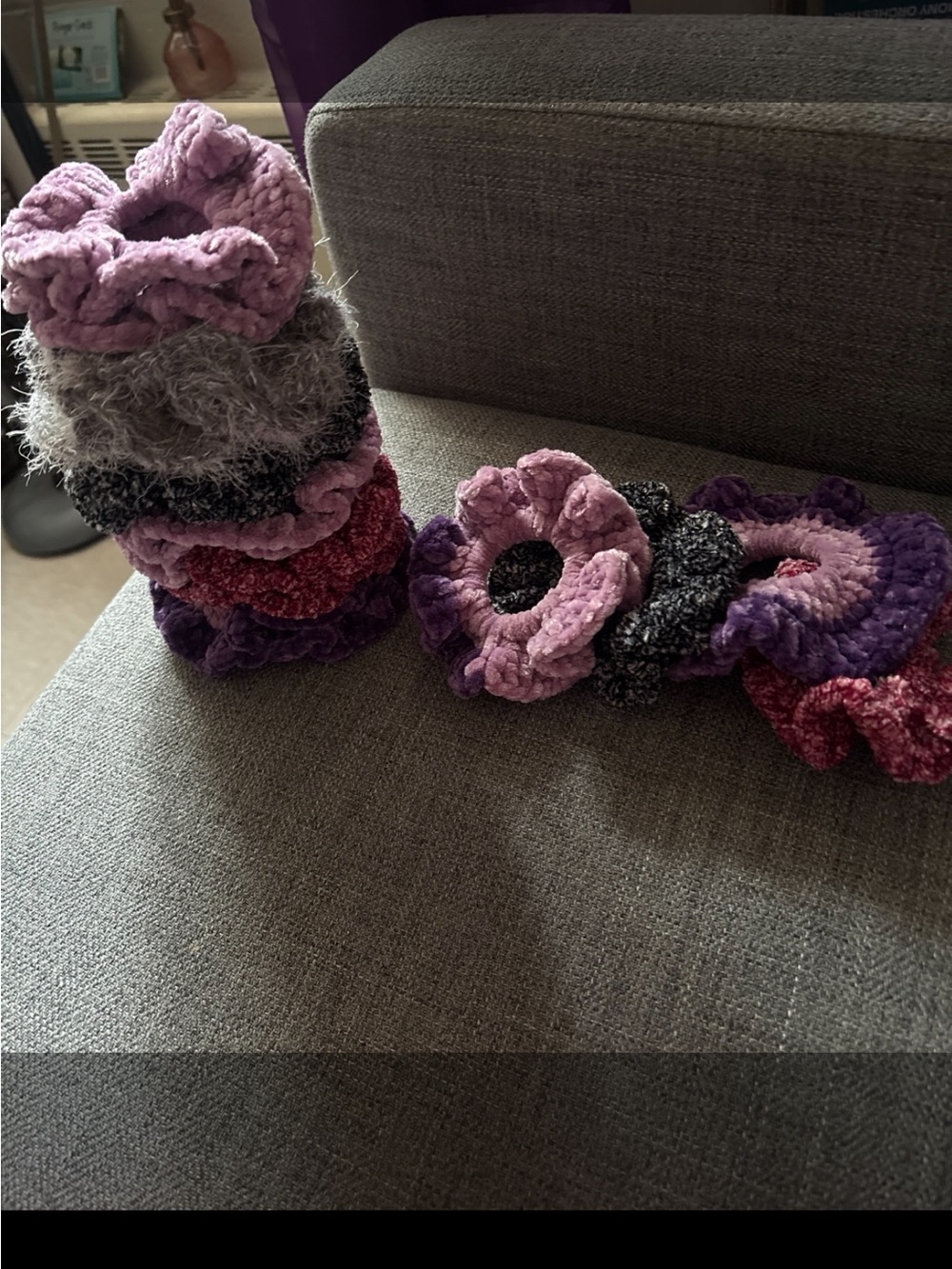 12 Bunches of Scrunchies plus 4 for Single Buns - Picture 4 of 4